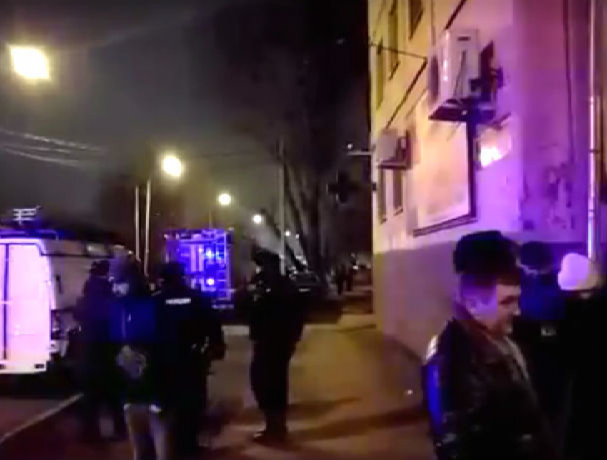 Из-за опасности взрыва в Ростове экстренно эвакуировали жильцов многоэтажки: ЧП сняли на видео