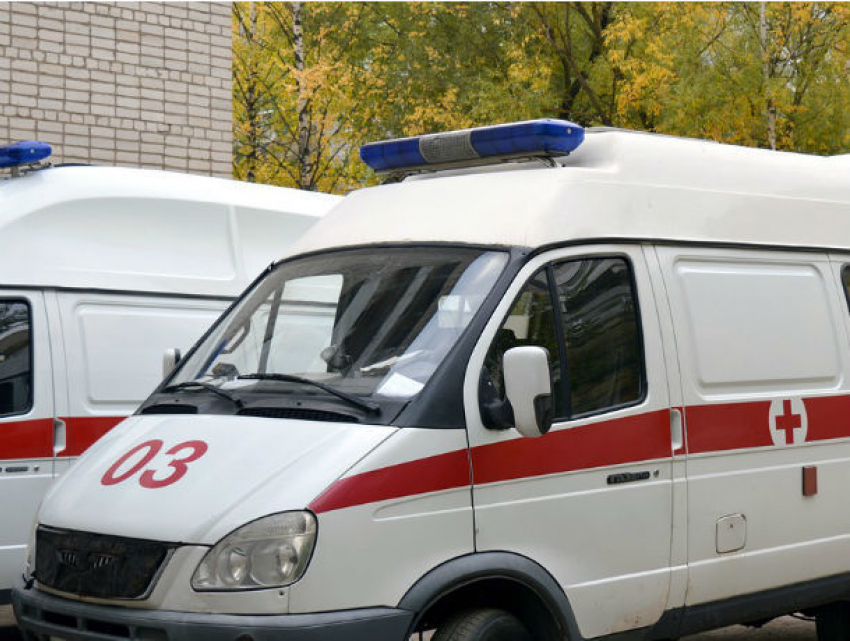 В центре Ростова иномарка сбила молодого мужчину, перебегавшего дорогу 