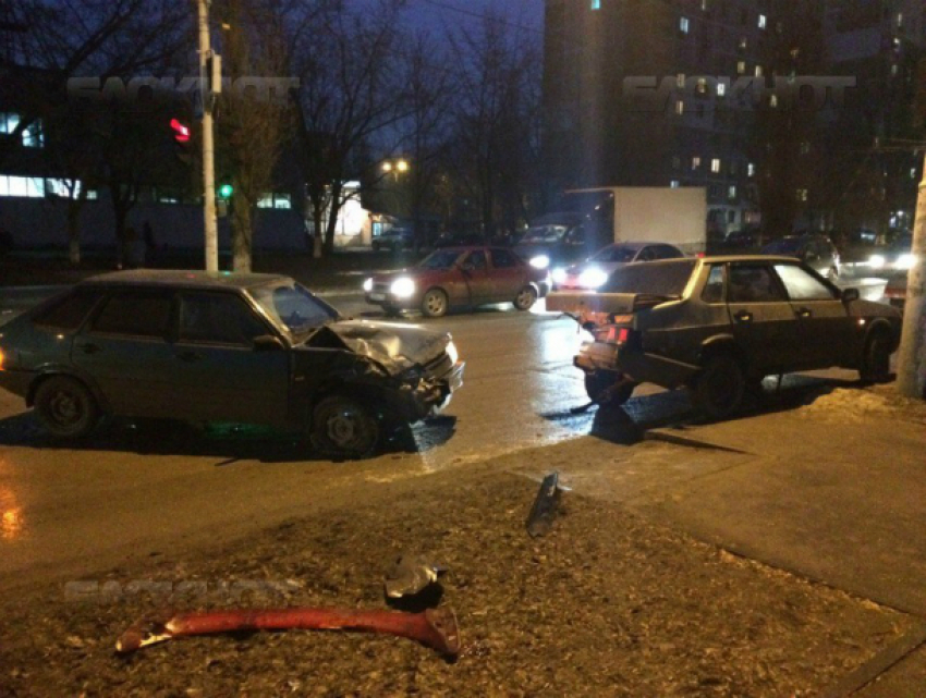 Припаркованный автомобиль с беременной женщиной и двумя детьми на скорости протаранил ВАЗ в Ростовской области