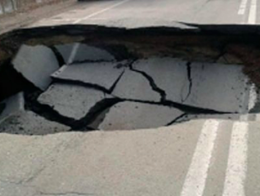 Дорога в никуда: участок трассы в Ростовской области обрушился под колесами автомобилистов