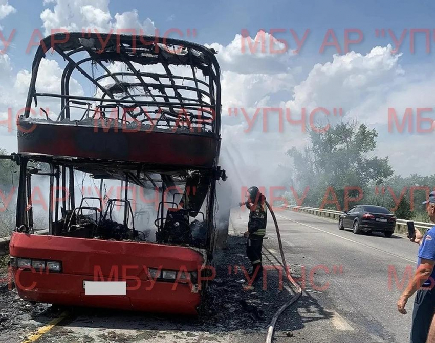 58 пассажиров находились в автобусе «Москва-Ставрополь», когда тот загорелся в Аксайском районе