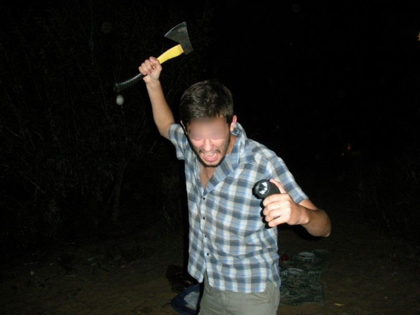 В Ростовской области пассажир с топором угнал такси, чтобы не платить 