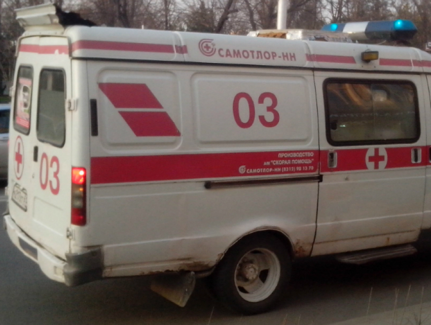 Дерзкий маневр водителя автокрана на трассе под Ростовом отправил парня в травматологию 