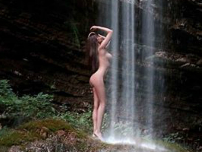 Обнаженные купания в горном водопаде звезды Playboy из Ростова вызвали «бодрый подъем» у поклонников