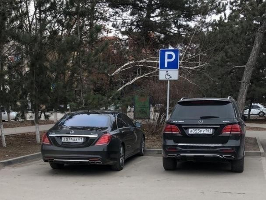 Волгодонск: два роскошных «Мерседеса» припарковались на местах для инвалидов