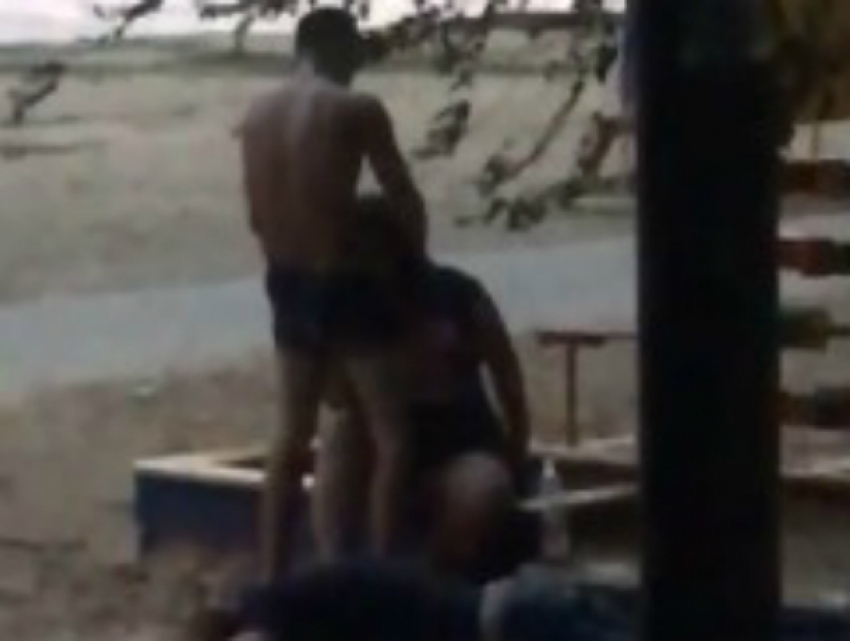 Сексуальные игры молодой пары на детской песочнице в парке Ростова возмутили прохожих