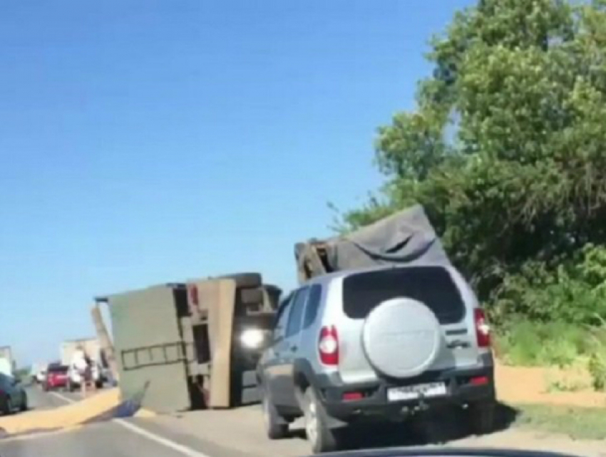 Полный «голубиного счастья» грузовик опрокинулся на бок на трассе Ростовской области