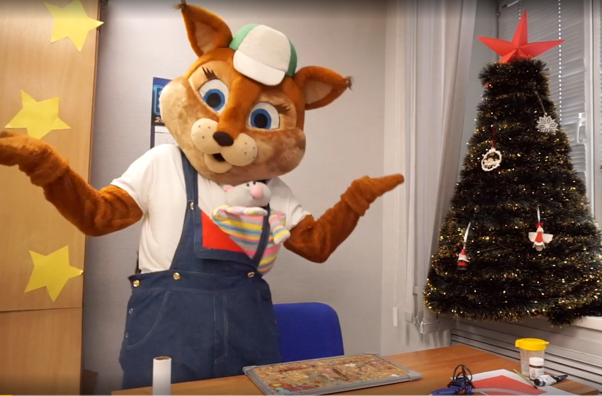 Белка ТКОшка показала мастер-класс с пользой для экологии на зимних праздниках