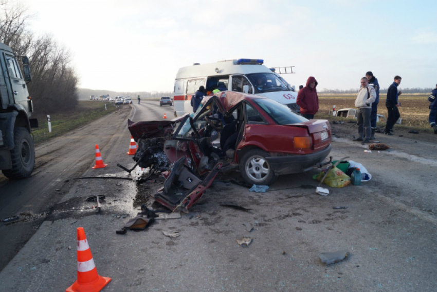 В Багаевском районе один человек погиб, трое ранены в аварии 