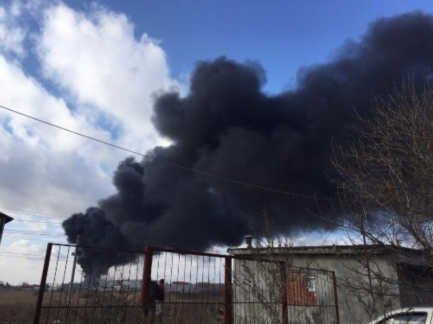 Ростов заволокло черным дымом от пожара на заводе в Батайске