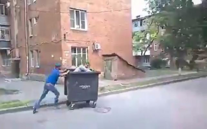 Покатушки в мусорном баке устроили двое жителей Ростова и попали на видео