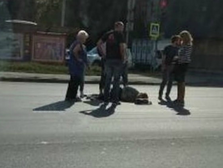Тяжелые травмы под колесами «Инфинити» получила женщина-пешеход в центре Ростова