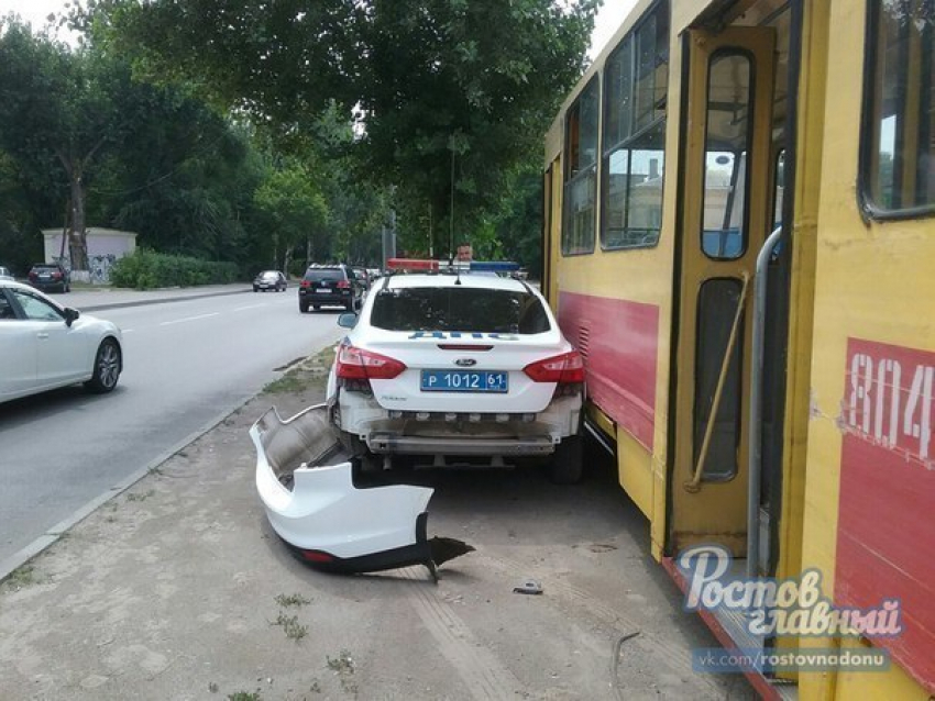 Трамвай протаранил автомобиль ДПС в Ростове
