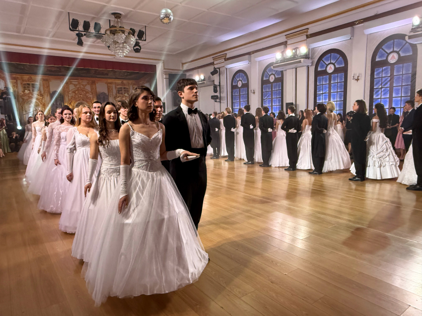 Студенческий бал ЮФУ 2026 в Таганроге: встреча джентльменов во фраках и дам в пышных светлых платьях