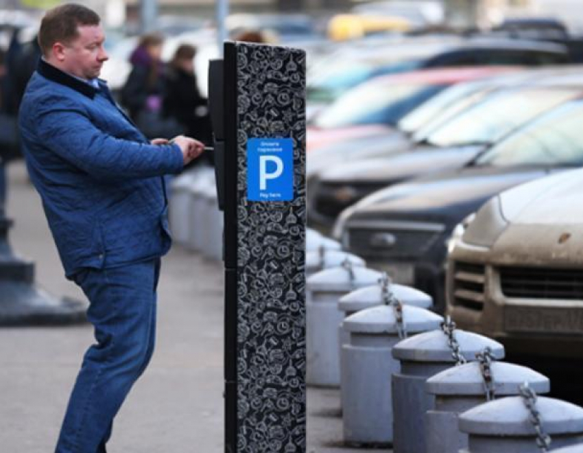 Владелец «Фольксвагена» оскорбил ростовчан и бросил авто на тротуаре, чтобы не платить за парковку