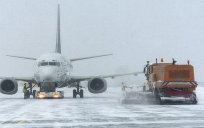 Из-за снегопада в аэропорту Ростова задерживаются два рейса