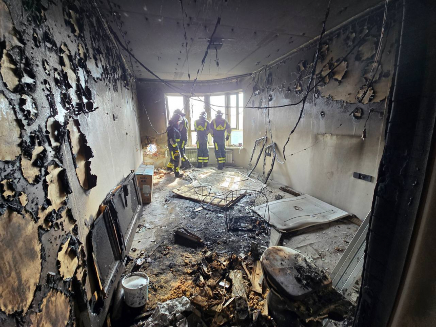 Слюсарь показал фото пострадавшей от БПЛА квартиры в Ростове