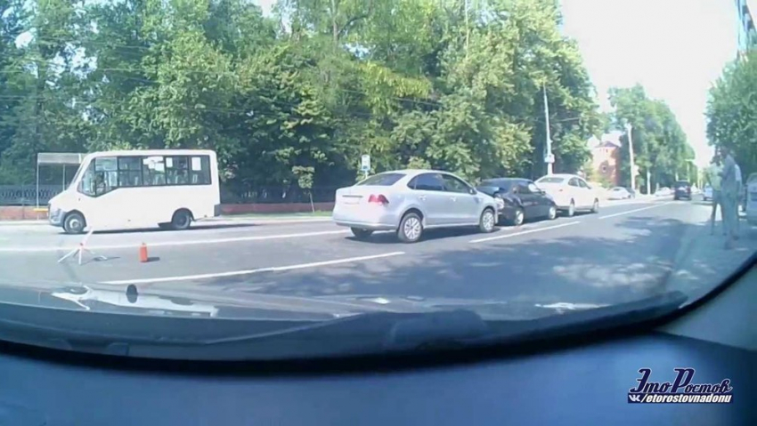 В массовом ДТП в центре Ростова столкнулись три автомобиля