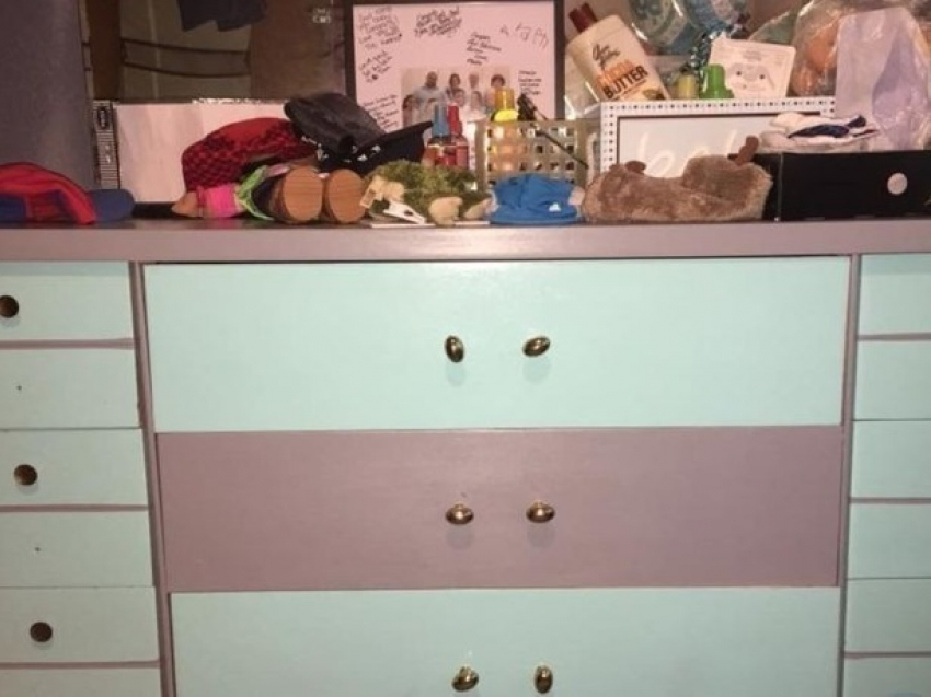 Жаркие споры до хрипоты развели ростовчане в интернете выясняя истинный цвет комода 