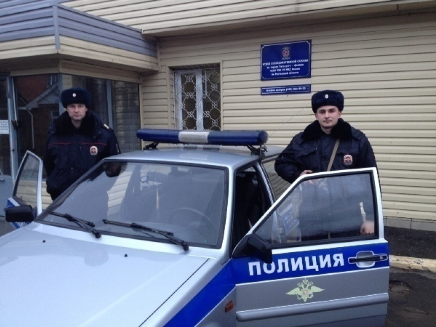 В Ростовской области полицейские вынесли из горящего дома семью из четырех человек