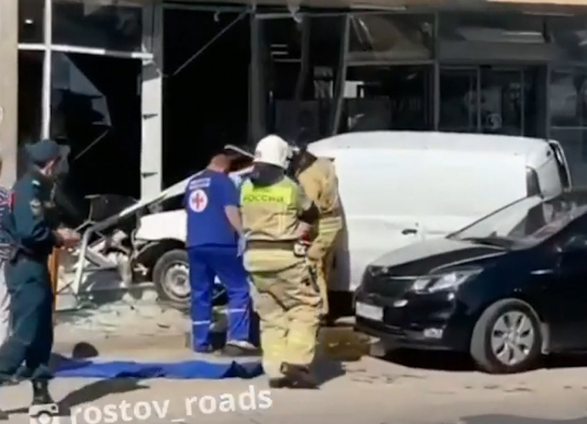 В Ростове «Лада» въехала в супермаркет