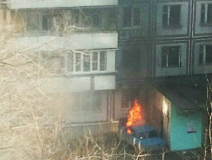 Припаркованный ВАЗ сгорел под окнами жилой пятиэтажки в Ростове