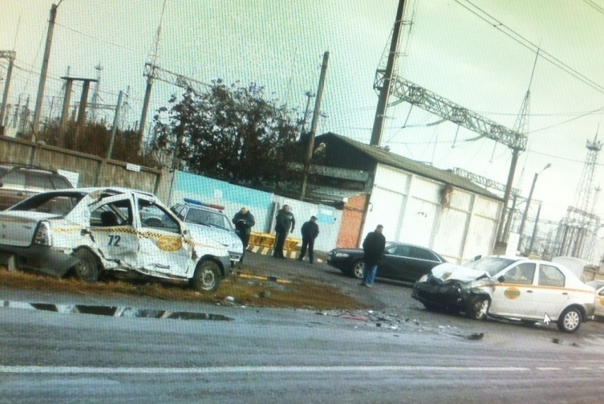 Под Ростовом в аварии с двумя такси один погиб, двое ранены