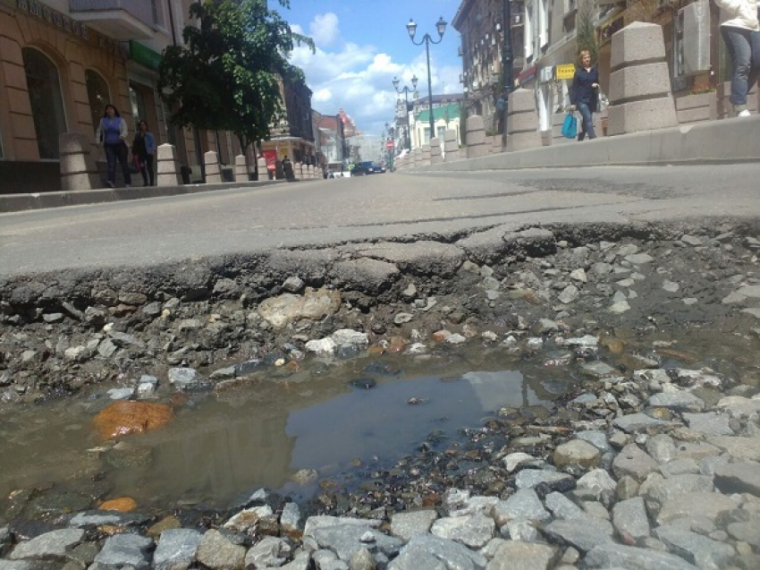 Самые шокирующие ямы на центральных улицах Ростова попали на фотографии