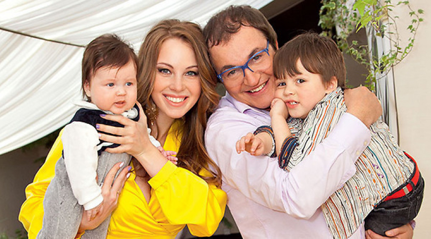 Дмитрий и Полина Дибровы получили медали за воспитание семейных ценностей и защиту детства 