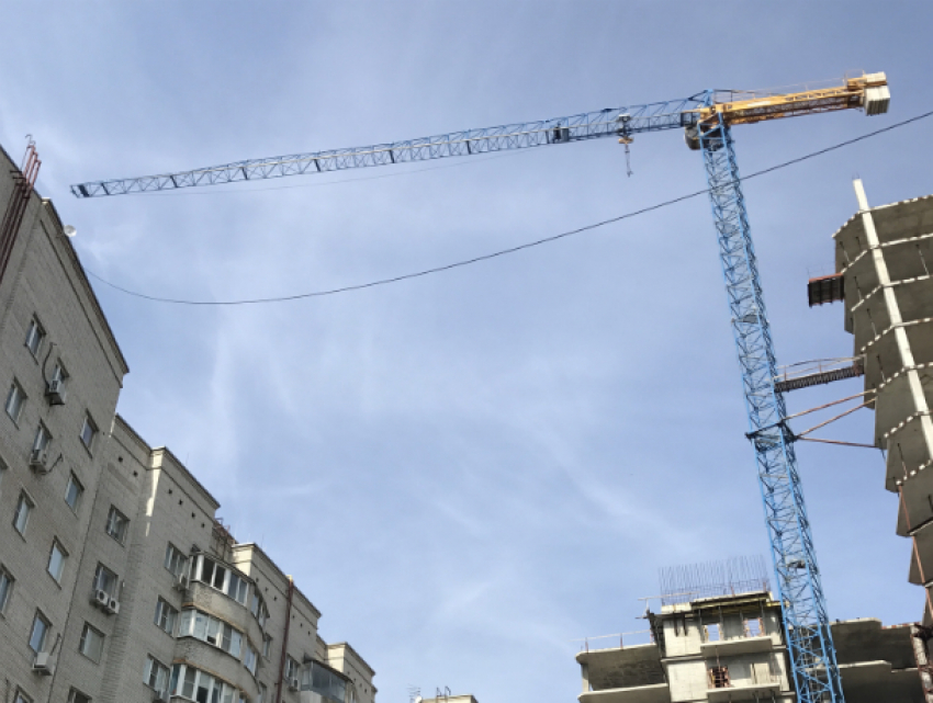Брошенный у долгостроя башенный кран угрожающе повис над жилой многоэтажкой Ростова