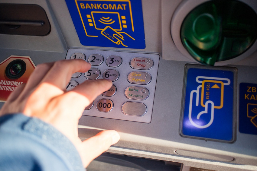 Ростовчанка «забыла» в банкомате 150 тысяч, и их забрал прохожий