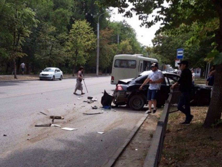 Попутавший габариты своего транспорта маршрутчик разбомбил припаркованный «Форд» в Ростове