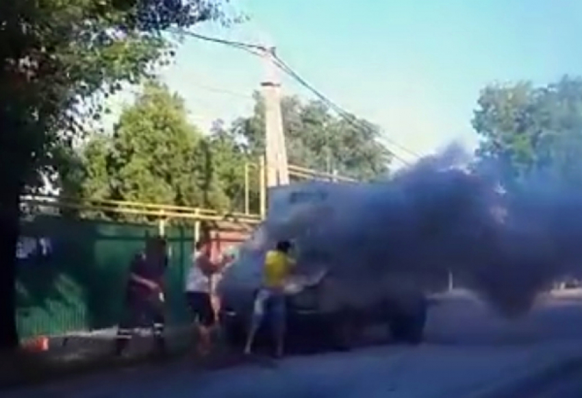 Горожане тушили загоревшуюся ГАЗель в Ростове-на-Дону и попали на видео