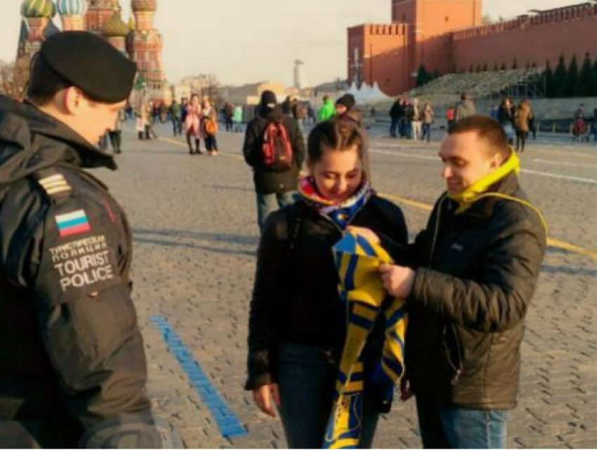 Фанатов «Ростова» на Красной площади остановила полиция из-за желто-синего шарфа