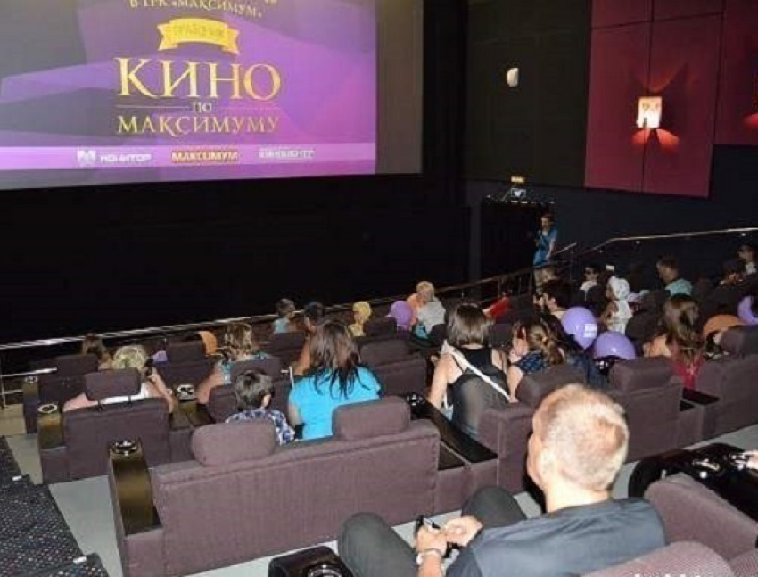 Кинотеатр Ростовской области обязали впускать на сеансы наркоманов, пьяных и обжор