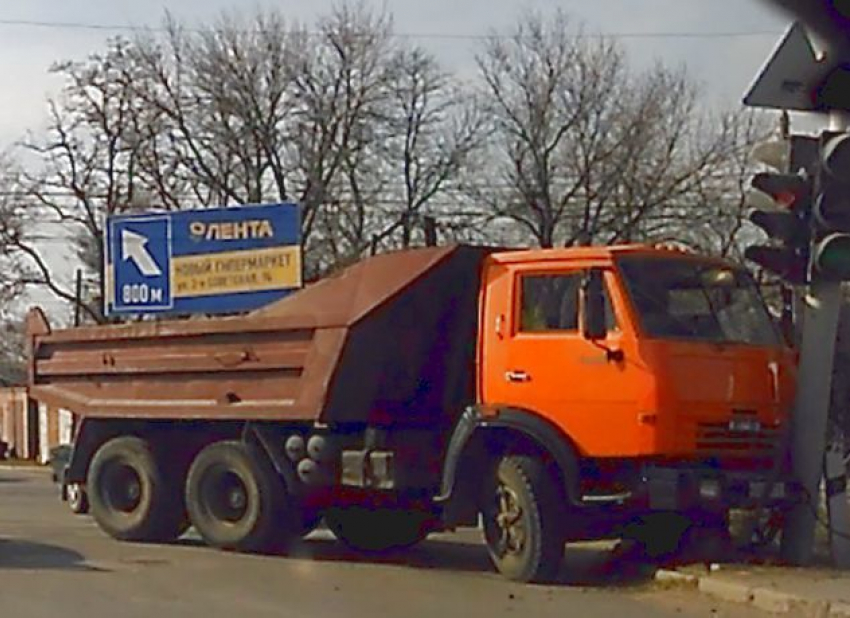 ДТП с протаранившим светофор КамАЗом после опасного маневра ВАЗа в Ростовской области попало на видео