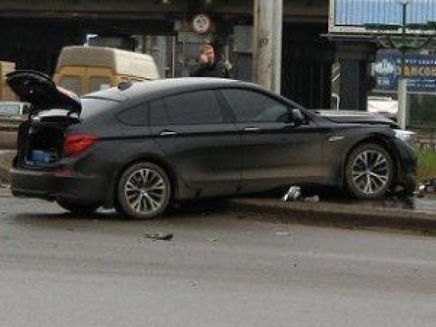 В Ростове вылетевший на тротуар «BMW» сбил женщину и 8-летнего ребенка