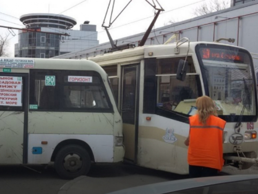 Водитель маршрутки протаранил трамвай в Ростове и спровоцировал пробку