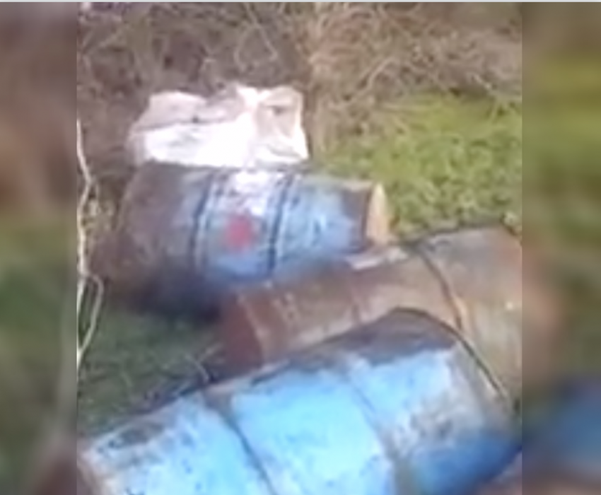 В Ростове Минприроды проверит обнаруженные на берегу реки 10 бочек с химикатами