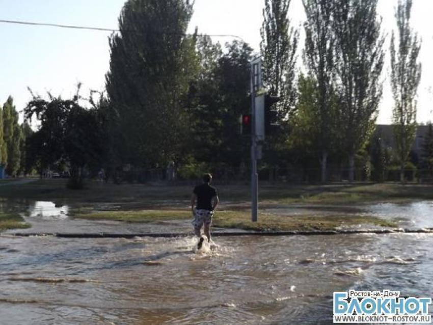 В Волгодонске из-за очередного порыва улицу затопило водой. ВИДЕО