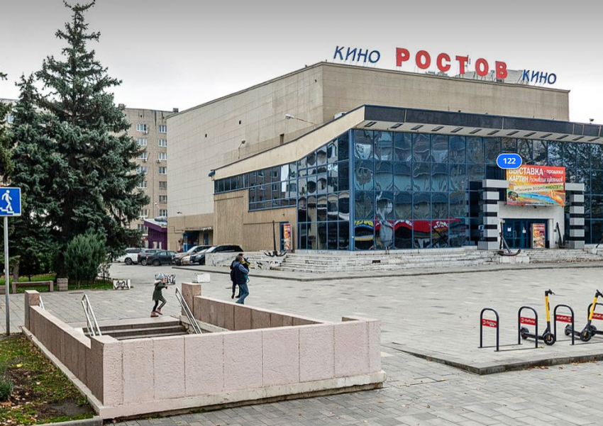 Переход закрыт, а до ближайшего — пять минут пешком: ростовчане жалуются на неудобства из-за закрытия подземки возле «Солнышка»
