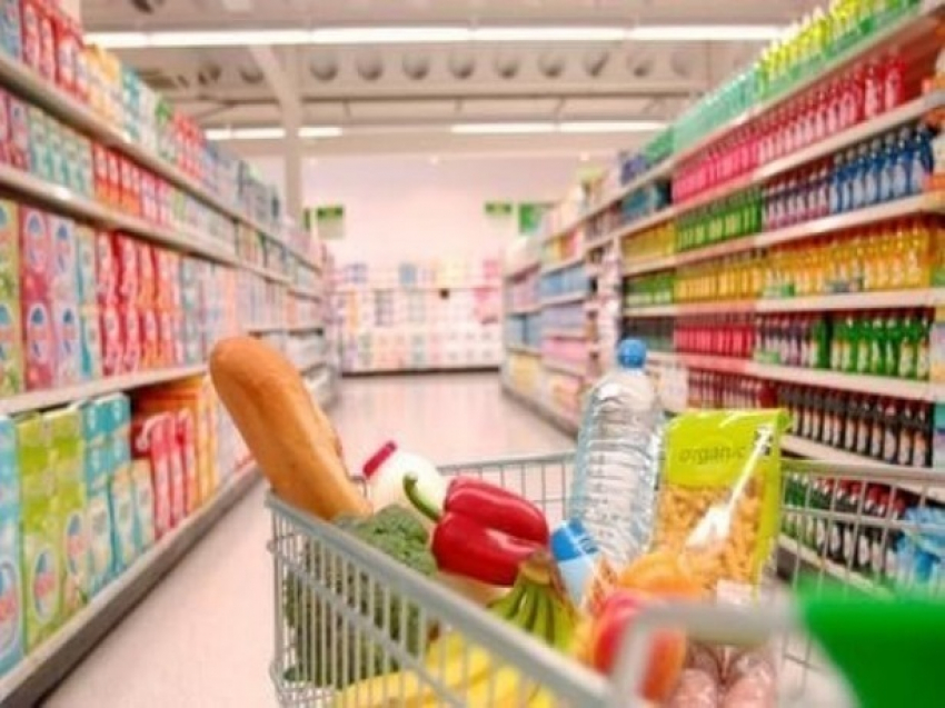 В Ростове за месяц снизились цены на овощи и фрукты, а стоимость колбасы и молочки уверенно ползет вверх