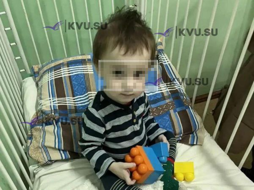 Брошенного в коляске ребенка нашли в подъезде в Ростовской области   