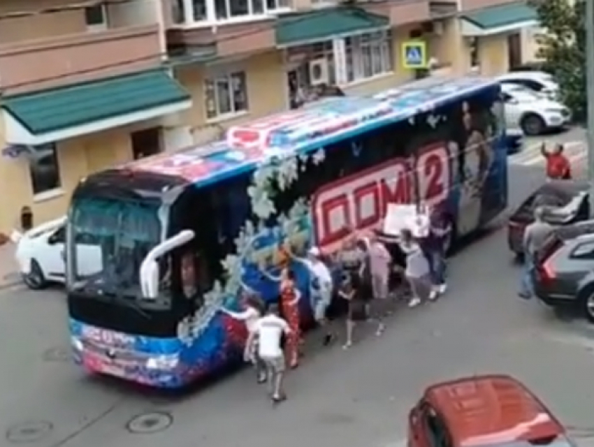 Поклонники телешоу атаковали автобус «Дома-2» в Ростове