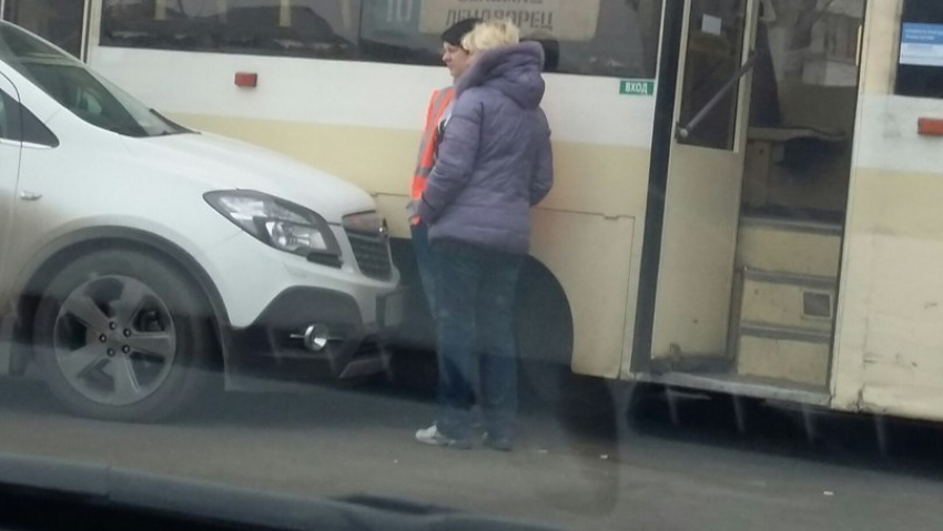 "Опель» протаранил трамвай в Ростове