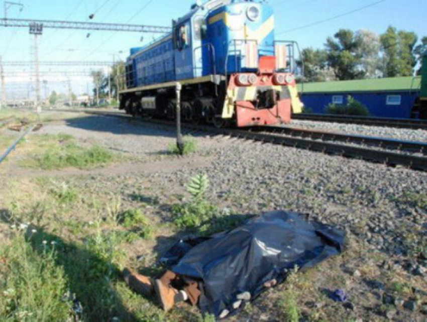 Бежавшую женщину с конфетами насмерть сбил поезд в Ростовской области