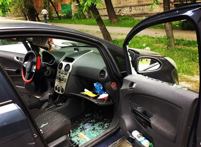 «Женские мелочи» похитил бандит в изуродованной иномарке на улице Ростова