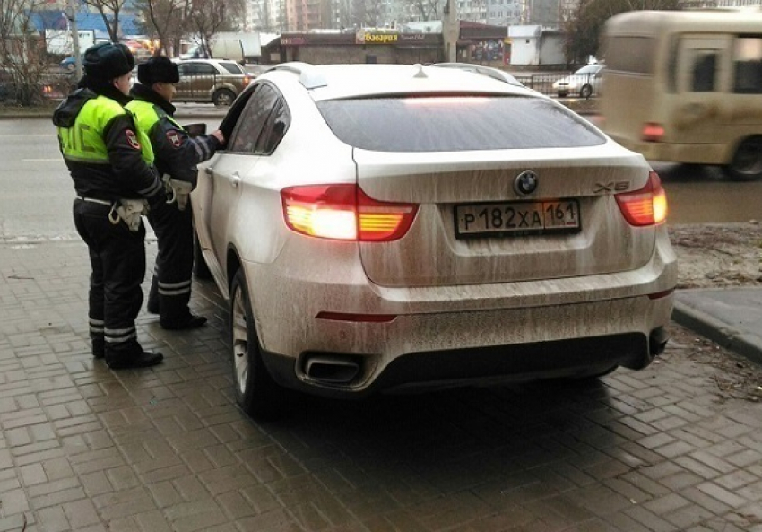 Любители парковаться на тротуарах в Ростове попали на фото