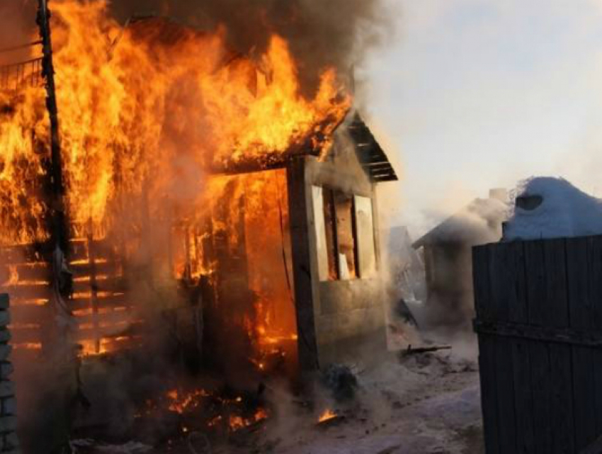 Мужчина серьезно обгорел во время пожара в своей летней кухне в Ростовской области
