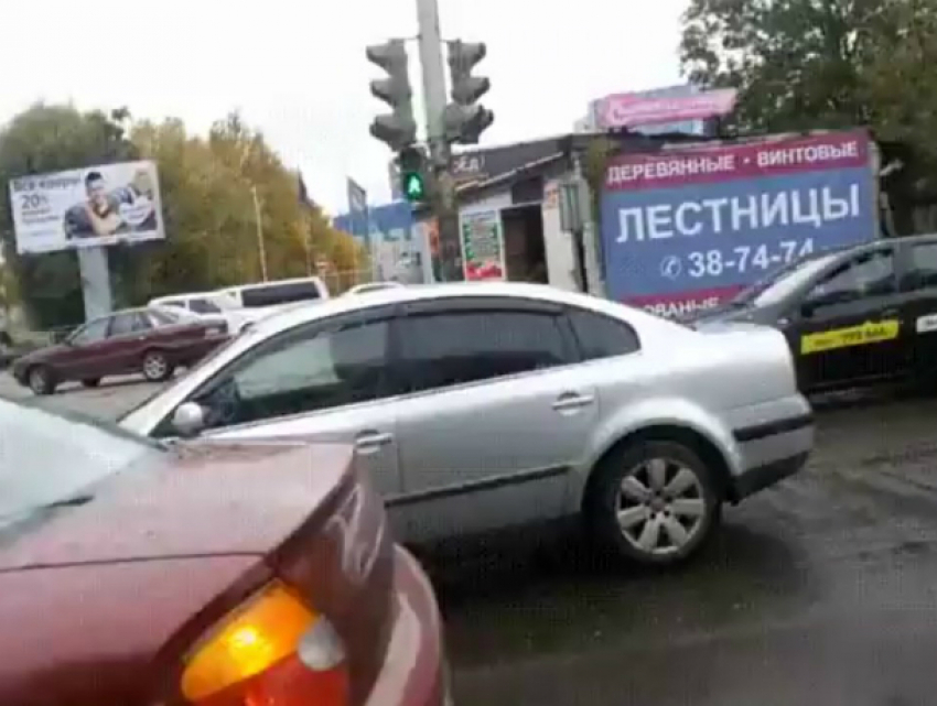 Ростовчанин перешел дорогу по салону остановившегося на «зебре» автомобиля на видео
